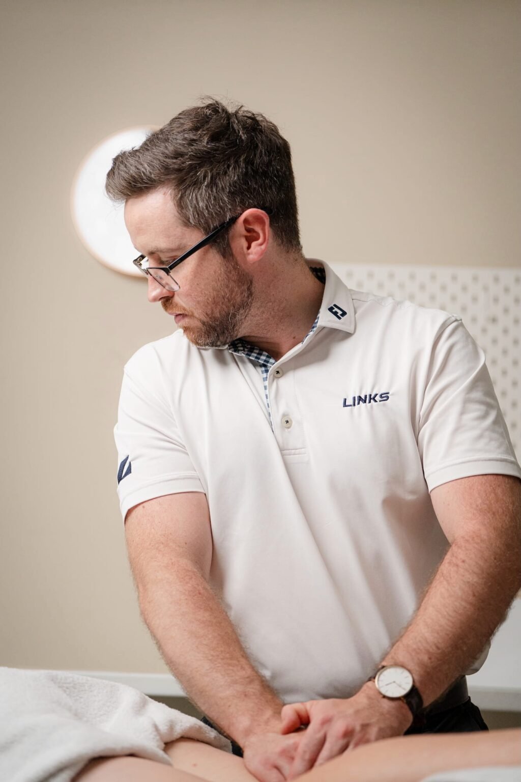 Dr. Kristopher Sanford treating a patient at Links Health & Performance
